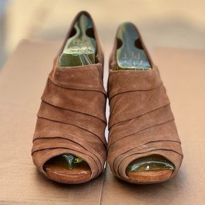 Naya Heeled boots, Dress up any outfit size 7.5